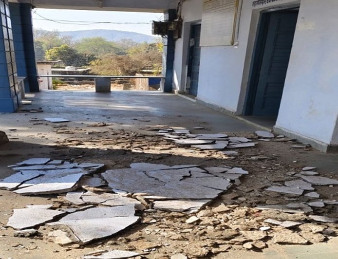​तहसील कार्यालय में भरभराकर गिरा छत का प्लास्टर:रात को गिरने से जनहानि टली, दिन में रहती है स्टाफ और आजमन की आवाजाही
