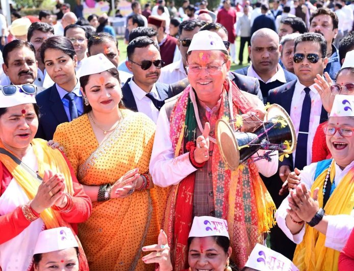 सीएम धामी के 'द्वार' पर फाग के रंग*