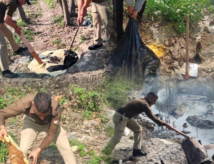 एसएसपी अजय गणपति के निर्देश पर कच्ची शराब के कारोबारियों के विरुद्ध चला पुलिस का डंडा, शराब माफियाओं में मचा हड़कंप 401 लीटर शराब जब्त, 6 भट्ठियां की गईं जमींदोज, 27 हजार लीटर से अधिक लहन नष्ट।*