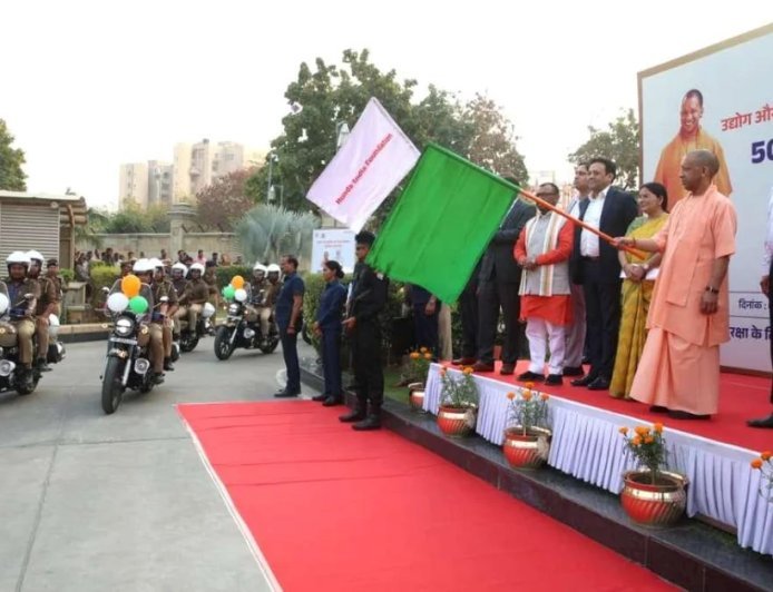 मुख्यमंत्री योगी ने 50 क्यूआरटी वाहनों को हरी झंडी दिखाकर किया रवाना