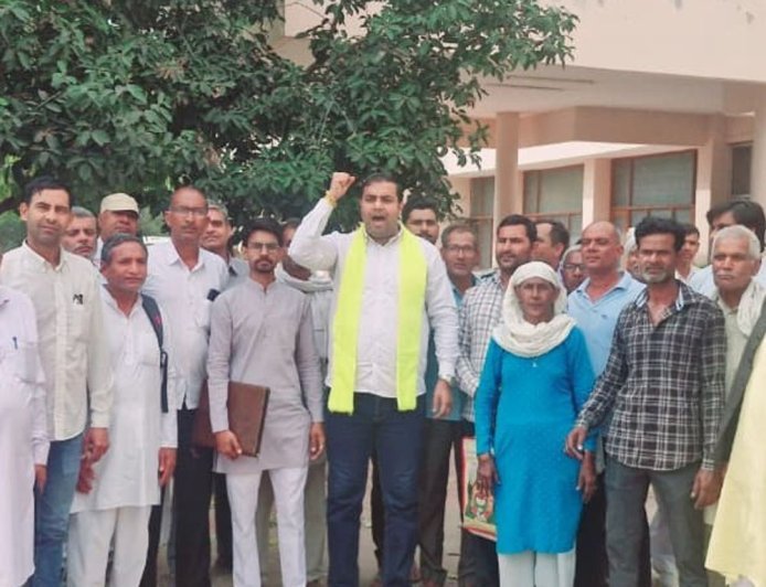 महेंद्रगढ़ में एचटी लाइन प्रभावित किसानों का प्रदर्शन:डीसी बोले- दो-तीन दिन में कमेटी का गठन होगा; मांगें न मानने पर रोष