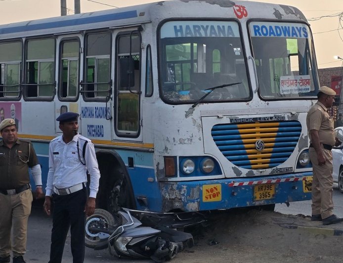 नरवाना में रोडवेज बस ने स्कूटी को रौंदा:एक महिला समेत 2 घायल; हरियल चौक पर जाम, ट्रैफिक व्यवस्था सवालों में