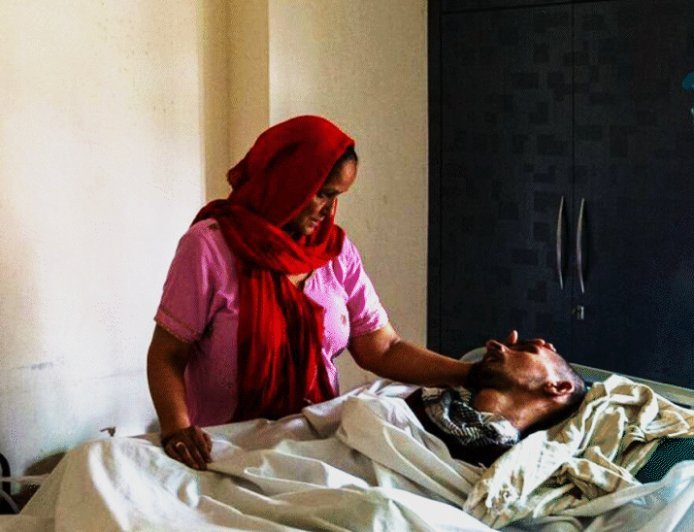 'बेसुध बेटे को घर की हर बात बताती थी':मां बोली- उम्मीद थी कि पलक झपकाकर बता देगा की सुन लिया