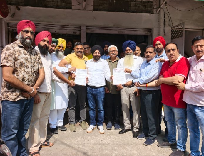 गरीब रथ एक्सप्रेस को बंद करने पर जताया रोष,पुनः संचालन की मांग को लेकर व्यापार मंडल ने सौंपा ज्ञापन*