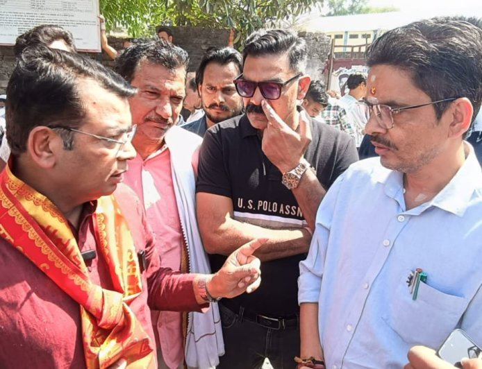 विधायक शिव अरोरा ने किया गैस एजेंसियों का दौरा! बोले विपक्ष भ्रम की स्थिति ना बनाये, सरकार के पास पर्याप्त मात्रा मे गैस के भण्डार , बुकिंग वाले उपभोक्ता को गैस आपूर्ति हो रही है सुनिश्चित*