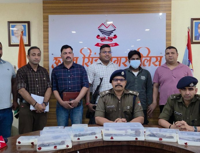 06 दिन में बड़ी सफलता, 21 अभियुक्त गिरफ्तार, भारी मात्रा में अवैध हथियार बरामद