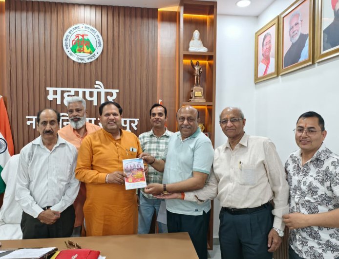 महामना मालवीय चौक निर्माण की मांग को लेकर महापौर को सौंपा ज्ञापन