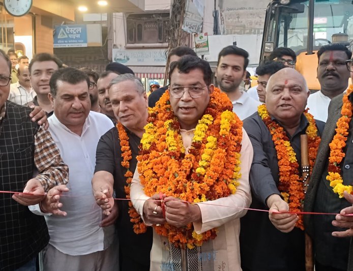 विधायक शिव अरोरा ने भगत सिंह चौक से डॉ डोगरा क्लिनिक को जाने वाले हॉटमिक्स मार्ग का फीता काटकर किया शिलान्यास! 20 बाद बदलेगी इस मार्ग की सूरत*