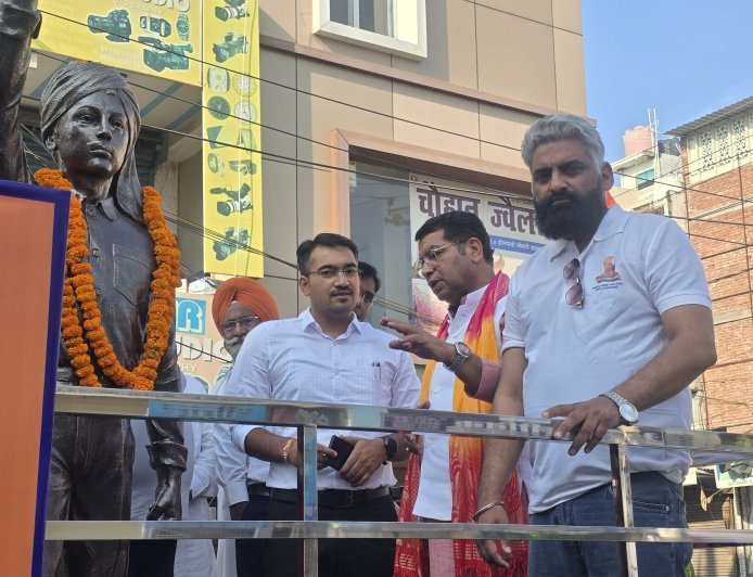 अनावरण से पूर्व कांग्रेस नेता ने किया शहीद भगत सिंह का अपमान, विधायक शिव अरोरा का चढ़ा पारा बोले होंगी सख्त कार्यवाही मुकदमा