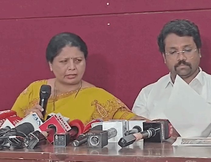 महाराष्ट्र ज्योतिषी रेप केस में महिला आयोग अध्यक्ष का इस्तीफा:विपक्ष का आरोपी से तांत्रिक क्रिया कराने का आरोप, दावा- अनुष्ठान में तीसरी उंगली काटी