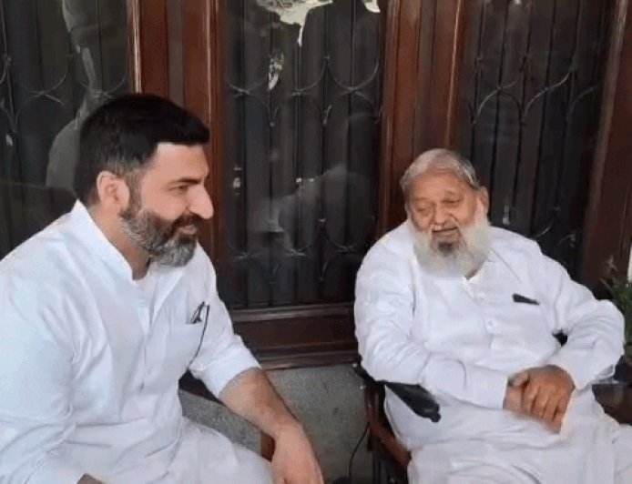 मंत्री अनिज विज से मिले सिरसा MLA सेतिया:जाना हालचाल, बोले-पार्टीबाजी एक अलग चीज, उनसे कुछ सीखने को मिलता है