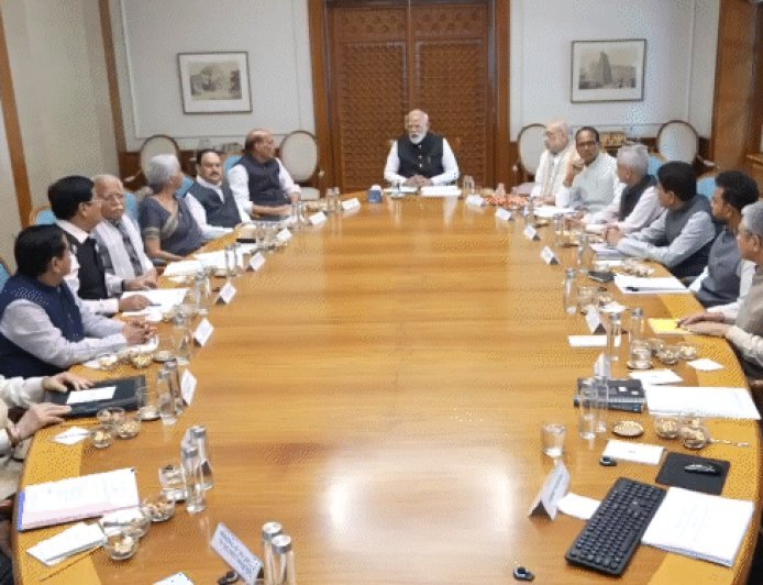 मोदी की पश्चिम एशिया के हालात पर हाई लेवल मीटिंग:PM बोले- किसी भी जरूरी चीज की कमी नहीं होने देंगे, लेकिन कालाबाजारी बर्दाश्त नहीं