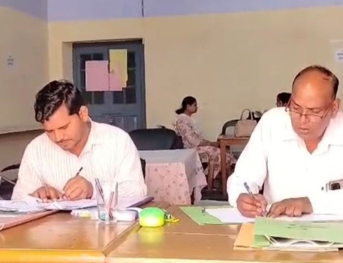 संभल में पांचवें दिन 28,770 कॉपियों का मूल्यांकन:पांच केंद्रों पर 607 अध्यापकों ने इंटरमीडिएट-हाईस्कूल की उत्तरपुस्तिकाएं जांचीं