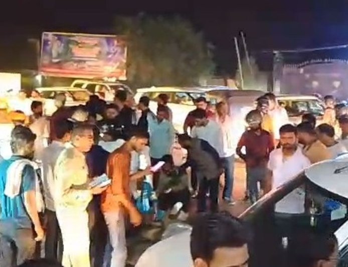 उन्नाव में डम्पर की टक्कर से युवक की मौत:पत्नी गंभीर घायल, चालक फरार; पुलिस जांच में जुटी