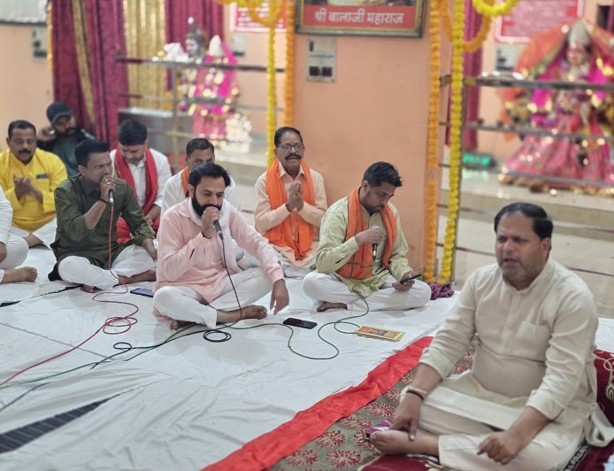 मेरी मईया ने कैसी सौगात दे दी, जागरण के लिए सारी रात दे दी”