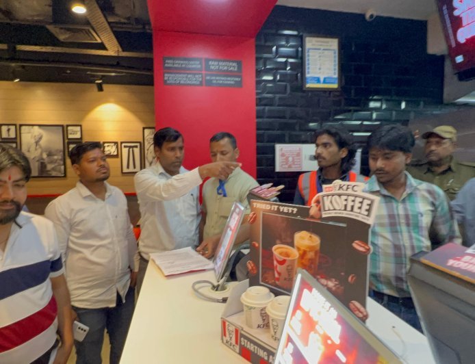 प्रतिबंध के बावजूद नॉनवेज बेचने पर दो