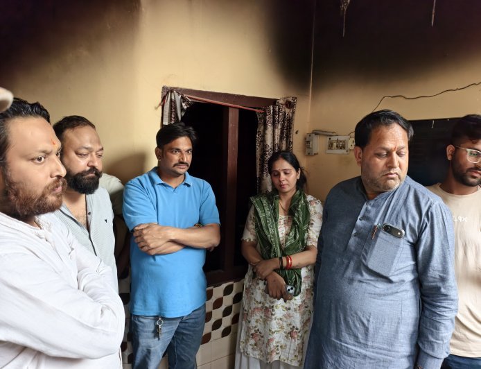 अग्निकाण्ड पीड़ित परिवार को मेयर ने दिया मदद का भरोसा