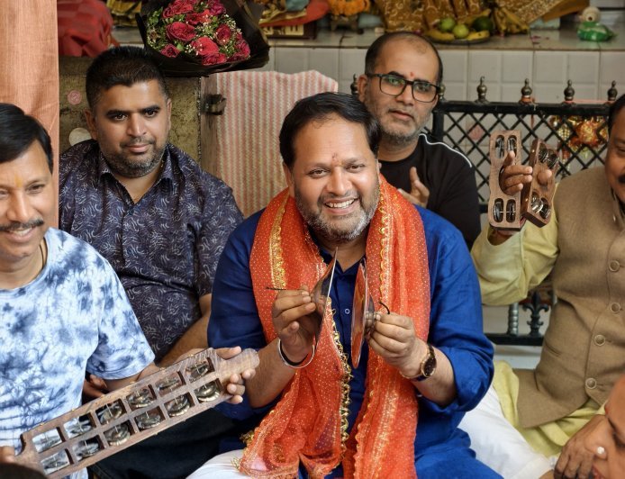 महापौर विकास शर्मा ने मंदिरों में संकीर्तन सामग्री वितरित कर निभाया एक और वायदा