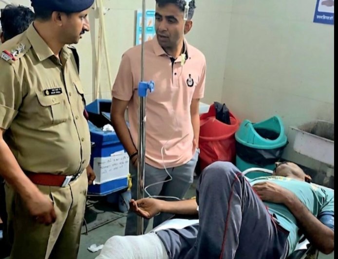 मुठभेड़ के दौरान पुलिस टीम पर फायरिंग कर भाग रहा अभियुक्त गिरफ्तार, पैर में गोली लगने से घायल