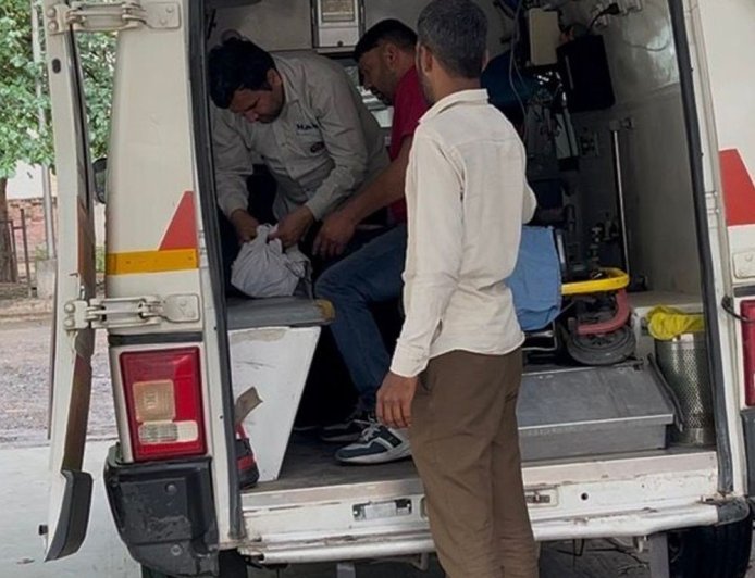 हांसी में कार ने ऑटो को टक्कर मारी, ड्राइवर घायल:हादसे में पलटकर खाई में गिरा; एंबुलेंस टीम ने कैश परिवार को लौटाया