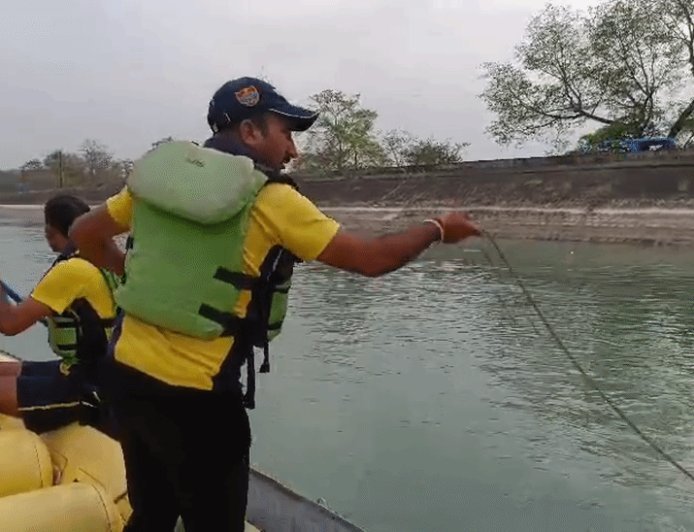 ऋषिकेश के चीला नहर में बहा यूपी का युवक:दोस्तों के साथ आया था, सेल्फी लेते समय पैर फिसलने से हादसा