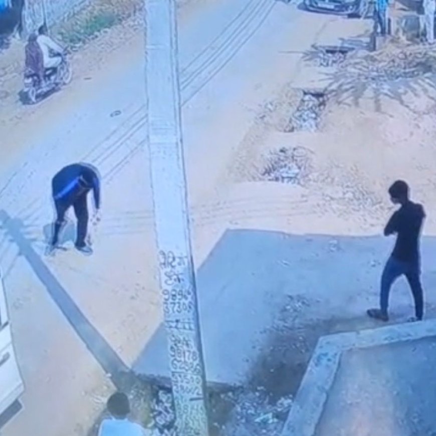 नूंह में पुलिस ने 2 युवकों को पकड़ा:सादी वर्दी में आए; बोलेरो से स्विफ्ट को टक्कर मारी, सड़क पर बिखरीं गोलियां