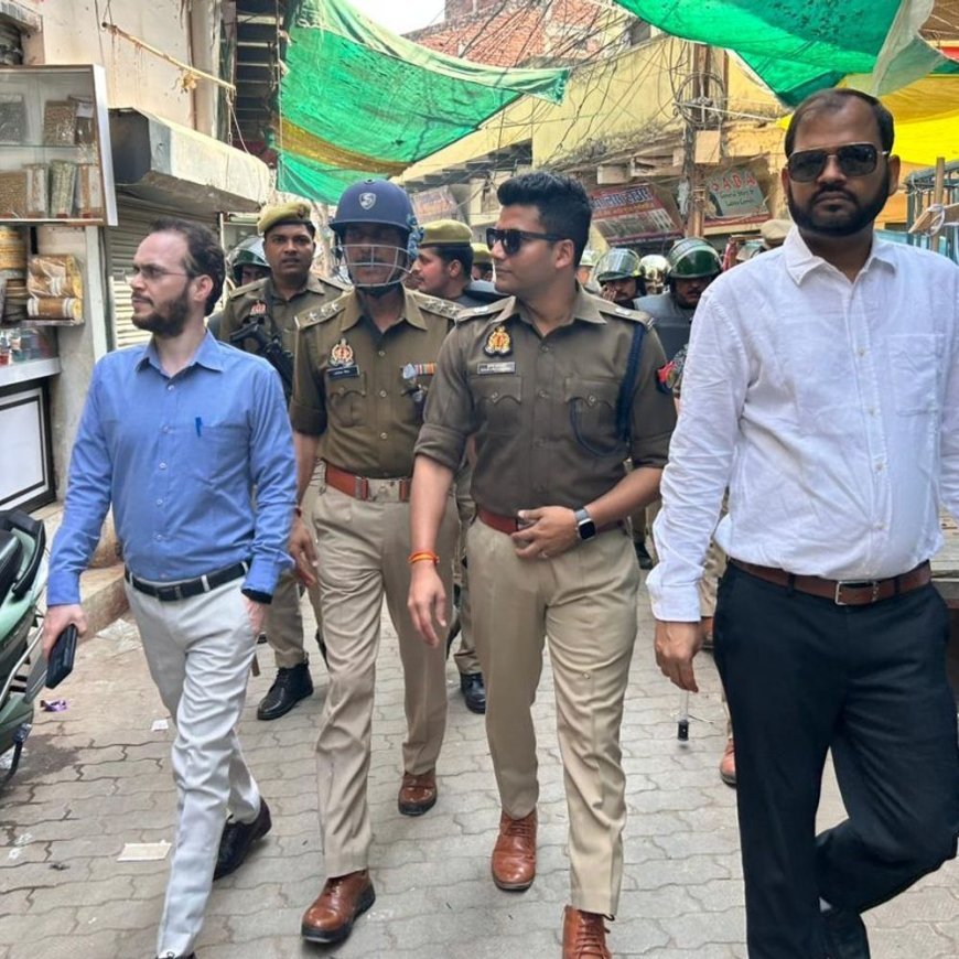 भदोही में होली से पहले पुलिस का फ्लैग मार्च:अधिकारियों ने शांतिपूर्ण त्योहार मनाने की अपील की