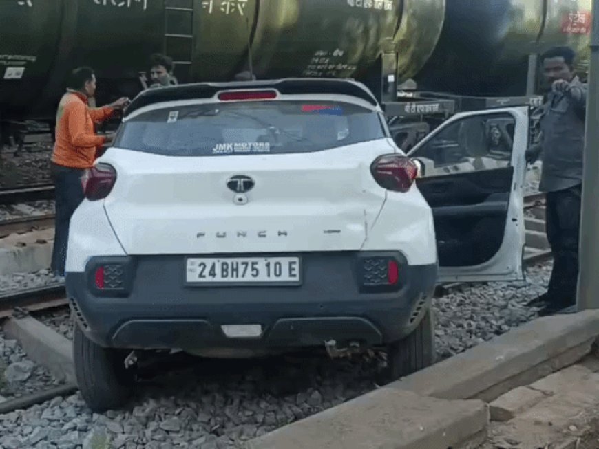 झांसी में रेलिंग तोड़कर रेल ट्रैक पर पहुंची कार:सामने से आ रही मालगाड़ी में लोड थे पेट्रोल के टैंकर, बड़ा हादसा टला