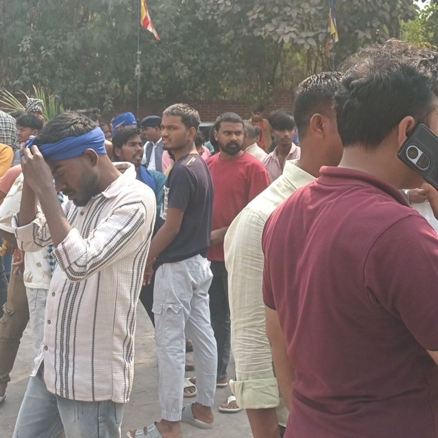 अंबेडकर प्रतिमा पर कालिख पोती गई:जौनपुर में बसपा कार्यकर्ताओं का प्रदर्शन, जांच के आदेश