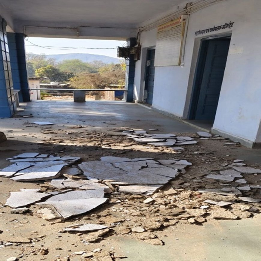​तहसील कार्यालय में भरभराकर गिरा छत का प्लास्टर:रात को गिरने से जनहानि टली, दिन में रहती है स्टाफ और आजमन की आवाजाही