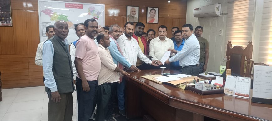 दशकों से बसे महतोष दुकानदारों के हटाये जाने के दर्द को समझते हुऐ विधायक शिव अरोरा ने जिला अधिकारी से की मुलाक़ात*