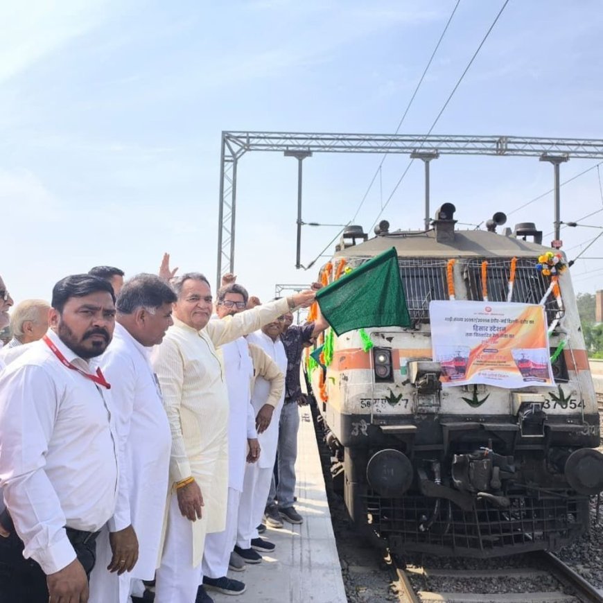 हिसार-इंदौर एक्सप्रेस ट्रेन का हांसी में ठहराव शुरू:यात्रियों की वर्षों पुरानी मांग हुई पूरी; विधायक भयाना ने दिखाई झंडी