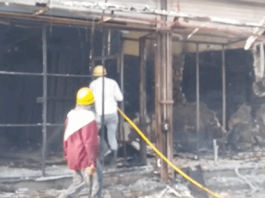 रोहतक में ट्राले का CNG-डीजल टैंक फटा:फर्नीचर के शोरुम में लगी आग; ड्राइवर-हेल्पर कूदकर बचाई अपनी जान