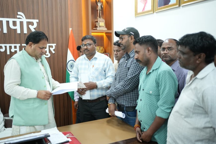 नियमितीकरण की मांग को लेकर महापौर और नगर आयुक्त को सौंपा ज्ञापन