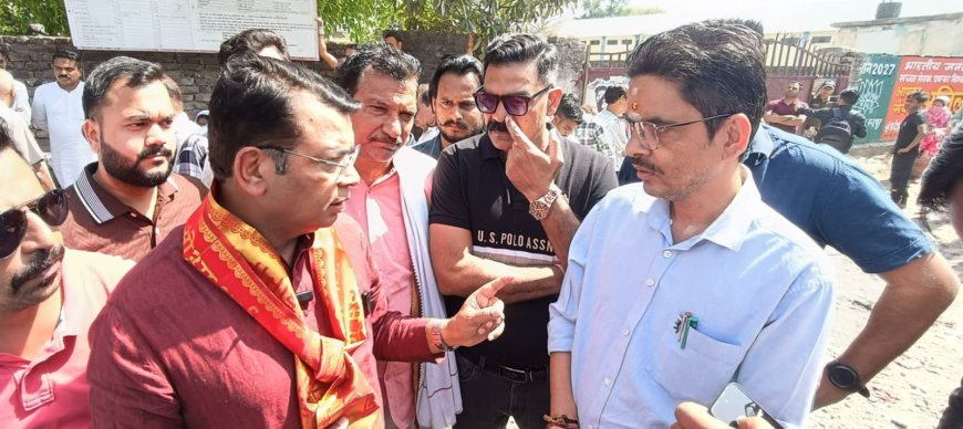 विधायक शिव अरोरा ने किया गैस एजेंसियों का दौरा! बोले विपक्ष भ्रम की स्थिति ना बनाये, सरकार के पास पर्याप्त मात्रा मे गैस के भण्डार , बुकिंग वाले उपभोक्ता को गैस आपूर्ति हो रही है सुनिश्चित*