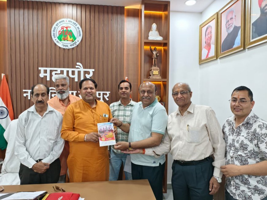 महामना मालवीय चौक निर्माण की मांग को लेकर महापौर को सौंपा ज्ञापन