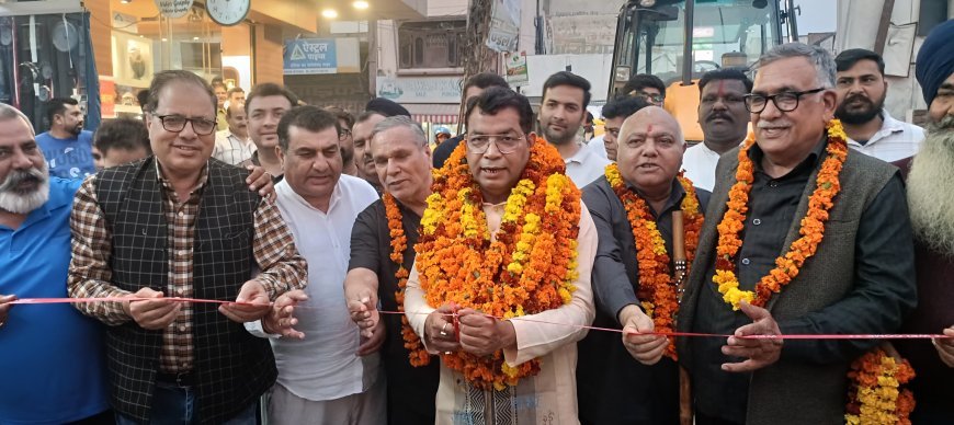 विधायक शिव अरोरा ने भगत सिंह चौक से डॉ डोगरा क्लिनिक को जाने वाले हॉटमिक्स मार्ग का फीता काटकर किया शिलान्यास! 20 बाद बदलेगी इस मार्ग की सूरत*