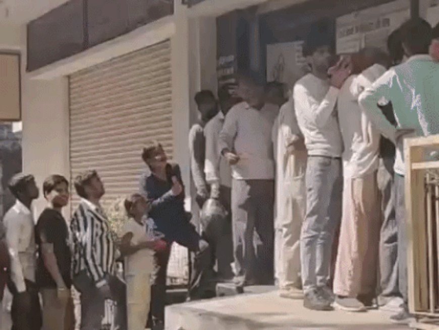 14 दिन से सिलेंडर नहीं मिला, चूल्हे पर खाना:स्कीम 10 में गैस एजेंसी के बाहर LPG सिलेंडर और उपभोक्ता दोनों की लाइन