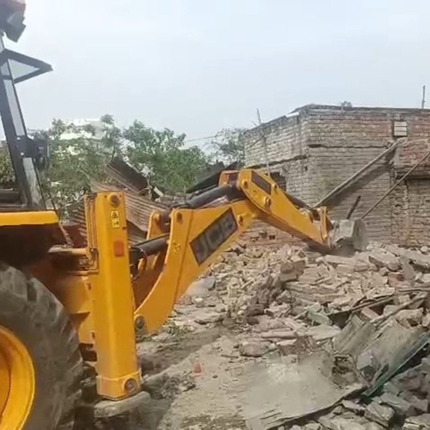 करनाल में अवैध मकानों पर चला प्रशासन का बुलडोजर:लोग बोले- हाईकोर्ट में मामला, बिना नोटिस कार्रवाई का आरोप, मुआवजे की मांग