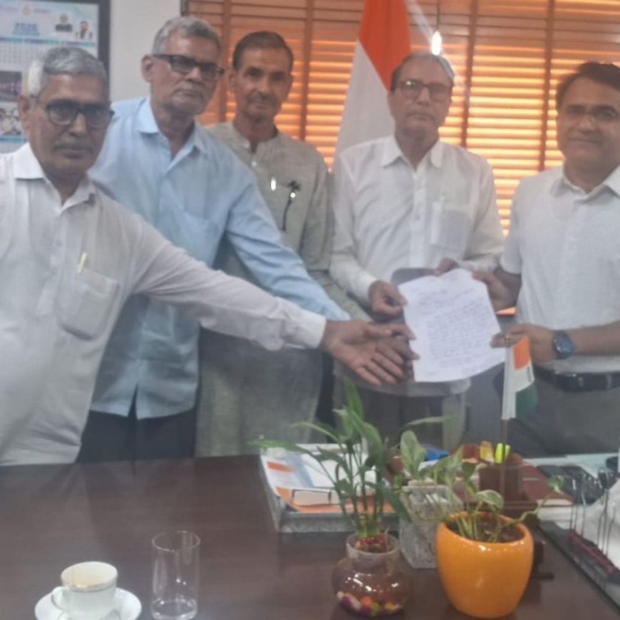 पलवल में किसानों ने डीसी को दिया मांग पत्र:मेरी फसल मेरा ब्यौरा पोर्टल खोलने की मांग, फसल नुकसान का मुआवजा देने की अपील