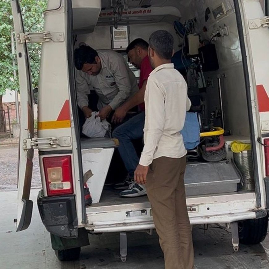 हांसी में कार ने ऑटो को टक्कर मारी, ड्राइवर घायल:हादसे में पलटकर खाई में गिरा; एंबुलेंस टीम ने कैश परिवार को लौटाया