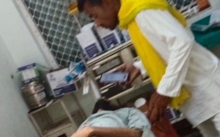 बांदा में बाइक-बुलेट टक्कर, एक युवक की मौत:4 गंभीर घायल, मेडिकल कॉलेज में भर्ती