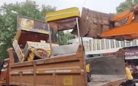 भगवान टाकीज-न्यू आगरा रोड से हटाया अतिक्रमण:फुटपाथ घेरकर दुकान लगाने वालों पर कार्रवाई, ठेल-धकेल हटाए