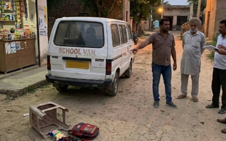 ग्रुरुग्राम में स्कूल वैन की टक्कर से बच्चे की मौत:किरयाना की दुकान पर गया बच्चा, ड्राइवर पीछे हटा रहा था गाड़ी, पुलिस ने किया अरेस्ट
