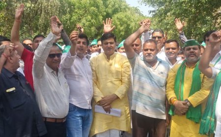 किसानों ने फर्जी मुकदमा दर्ज करने का आरोप लगाया:ग्रेटर नोएडा में सीपी कार्यालय पर प्रदर्शन, मंत्री पर मदद का आरोप