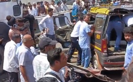 महाराष्ट्र के ठाणे में सड़क हादसा, 11 की मौत:मृतकों में 3 महिलाएं, 2 की हालत गंभीर; वैन से टकराया सीमेंट मिक्सर ट्रक