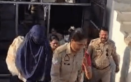 जालौन में कैफे की आड़ में हुक्का बार का संचालन:पुलिस ने छापेमारी कर युवक-युवती को हिरासत में लिया, आपत्तिजनक सामग्री बरामद