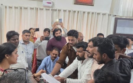 मेरठ में प्राइवेट स्कूलों की मनमानी पर हंगामा:बीएसए कार्यालय पर छात्र नेताओं ने किया प्रदर्शन, आंदोलन की दी चेतावनी