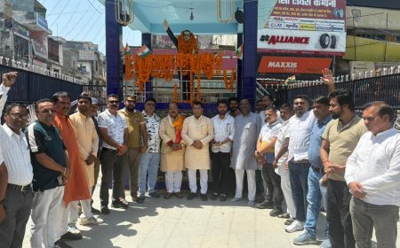 सविधान निर्माता भारत रत्न बाबा साहेब डॉ भीमराव अम्बेडकर की 135वी जयंती के अवसर पर विधायक शिव अरोरा ने भाजपा कार्यकर्त्ताओ संग मुख्य बाजार स्थित उनकी प्रतिमा पर माल्यार्पण कर  नमन किया*