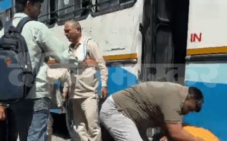 सोनीपत में रोडवेज ड्राइवर-कंडक्टर ने ई-रिक्शा चालक को पीटा:वीडियो आया सामने, थप्पड़-मुक्के बरसाए; कर्मचारी बोला- शराब के नशे में था रिक्शा ड्राइवर